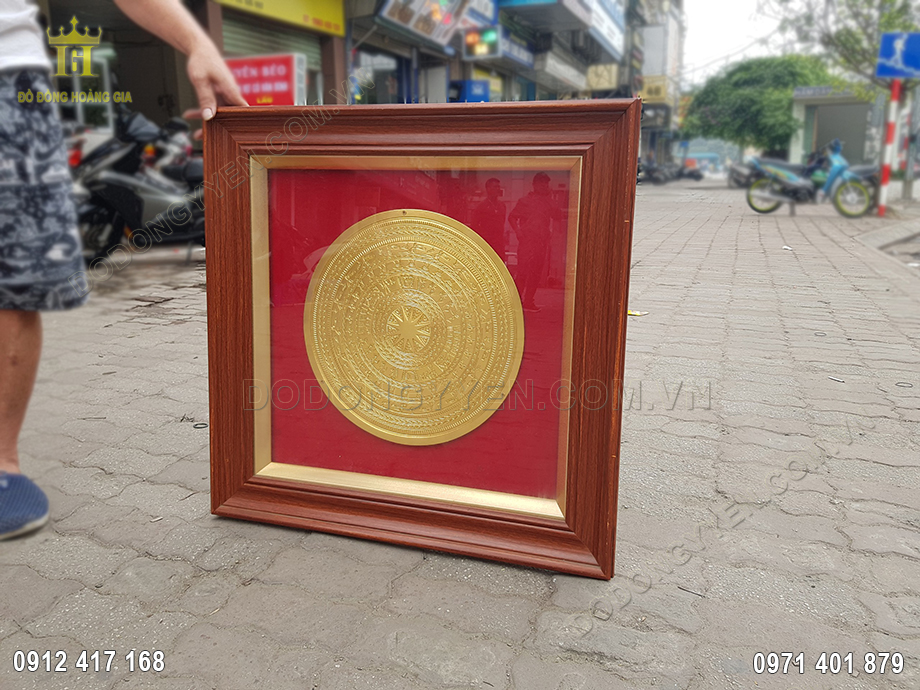 Từng họa tiết hoa văn tr&ecirc;n vật phẩm đều được đ&ocirc;i b&agrave;n tay t&agrave;i hoa của c&aacute;c nghệ nh&acirc;n chạm khắc tỉ mỉ v&agrave; tinh tế